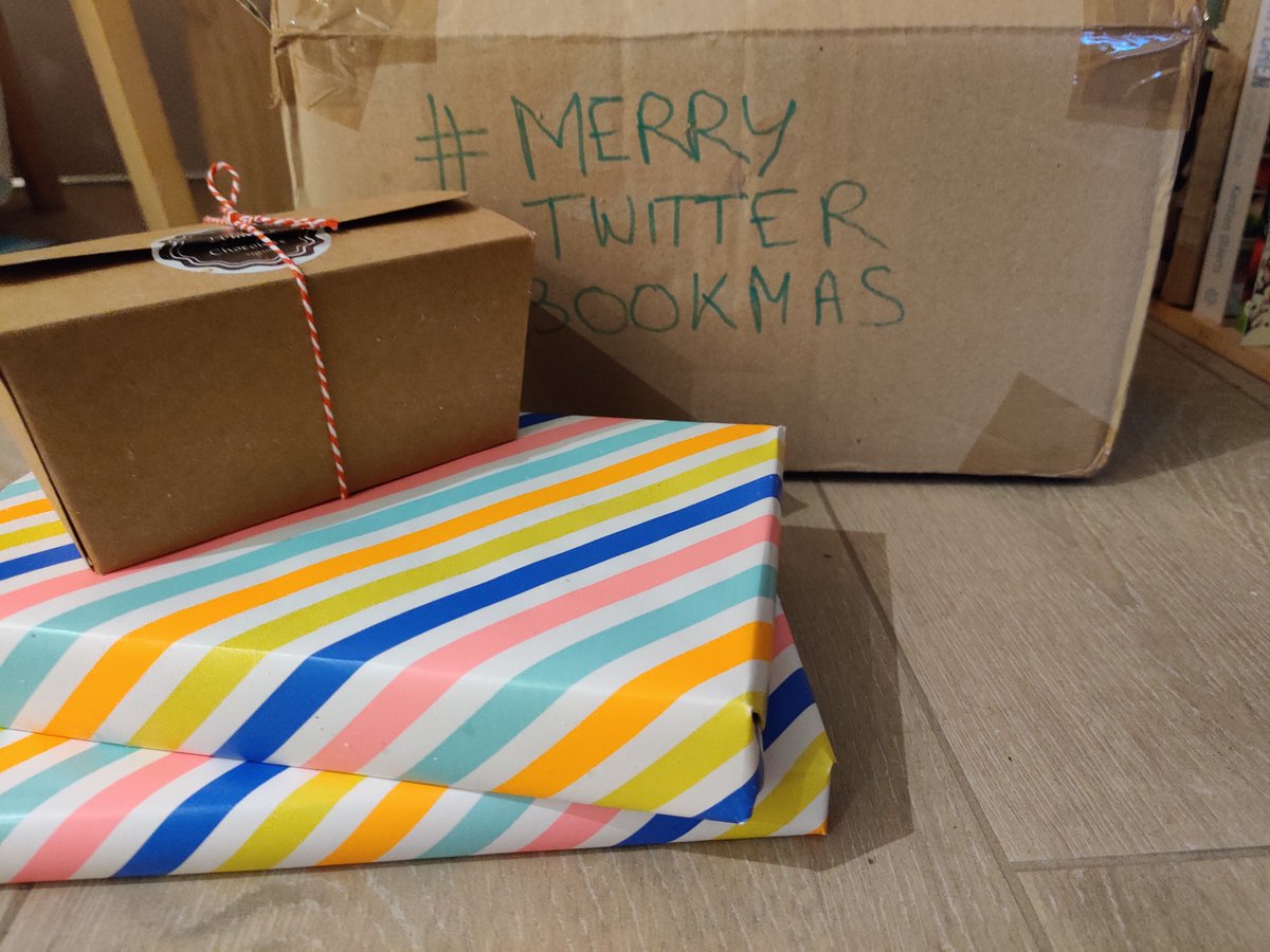 fievertelt's tweet photo. Merci @fimfamfoentje ik wacht geduldig om de pakjes open te maken. De chocolade gaat wel al in mijn buik verdwijnen. Je deed me glimlachen vandaag,  je lieve briefje was echt het schoonste kado! #MerryTwitterBookmas https://t.co/NPmgBqM0Wg