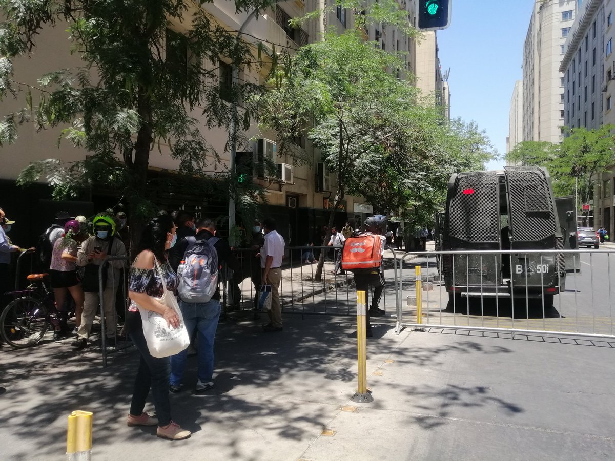 pane_reyes's tweet photo. Lejos, lo que más odio de los Pacos, es su descriterio. Vengo de Puente Alto y no me dejan pasar porque hay una actividad "extraordinaria" https://t.co/mW1WxZeq0Z
