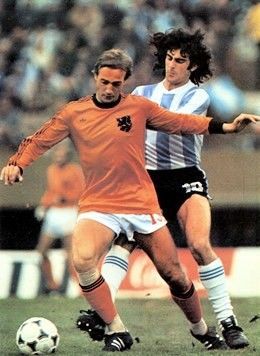 RetroFootball20's tweet image. Johan Neeskens duel for the ball with Mario Kempes during #1978WC Final 
#Argentina #Netherlands