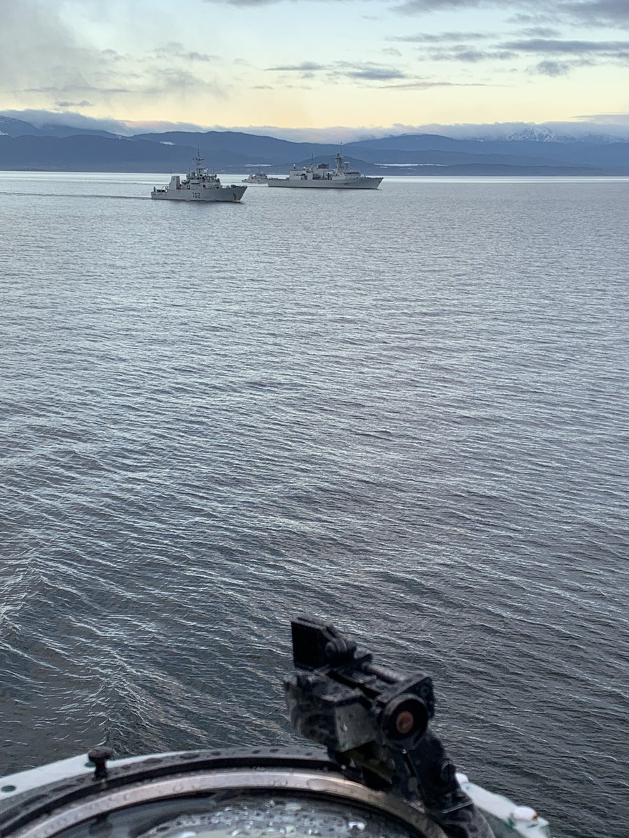 The next manoeuvre has the ships form into a column astern of  @HMCS_NCSMRegina Once again  @hmcs_nanaimo moved quite smartly into station (though theirs was the closest one in this case) &ndash; bei  Strait Of Georgia