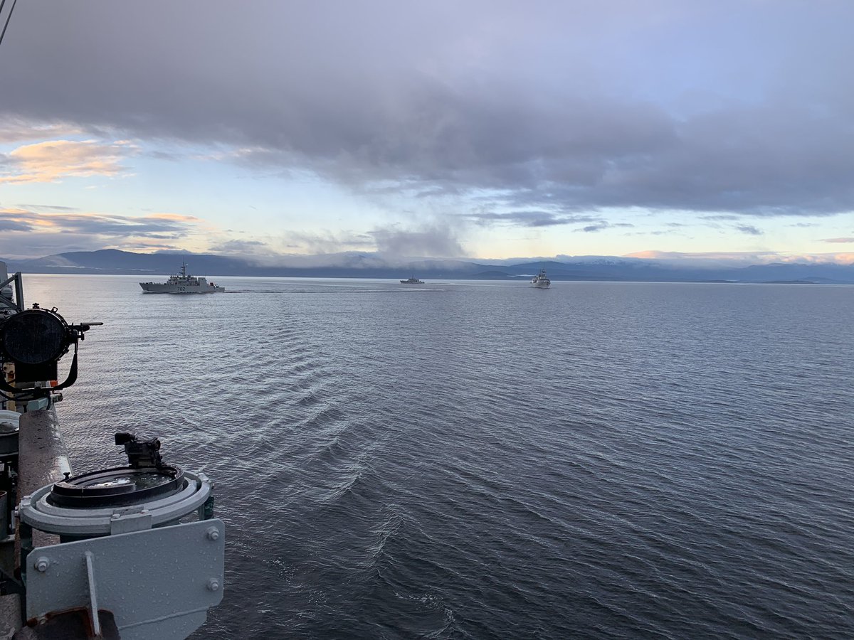 The next manoeuvre has the ships form into a column astern of  @HMCS_NCSMRegina Once again  @hmcs_nanaimo moved quite smartly into station (though theirs was the closest one in this case) &ndash; bei  Strait Of Georgia