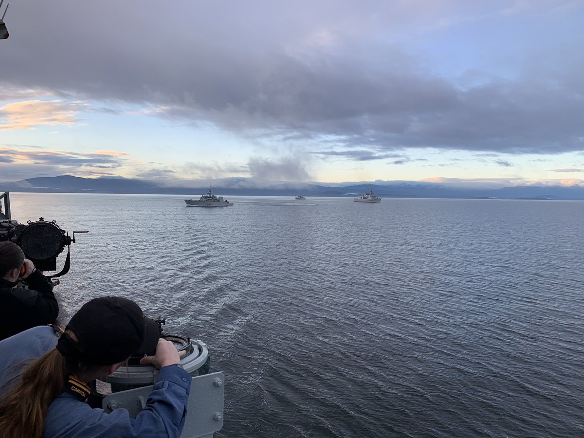 The next manoeuvre has the ships form into a column astern of  @HMCS_NCSMRegina Once again  @hmcs_nanaimo moved quite smartly into station (though theirs was the closest one in this case) &ndash; bei  Strait Of Georgia