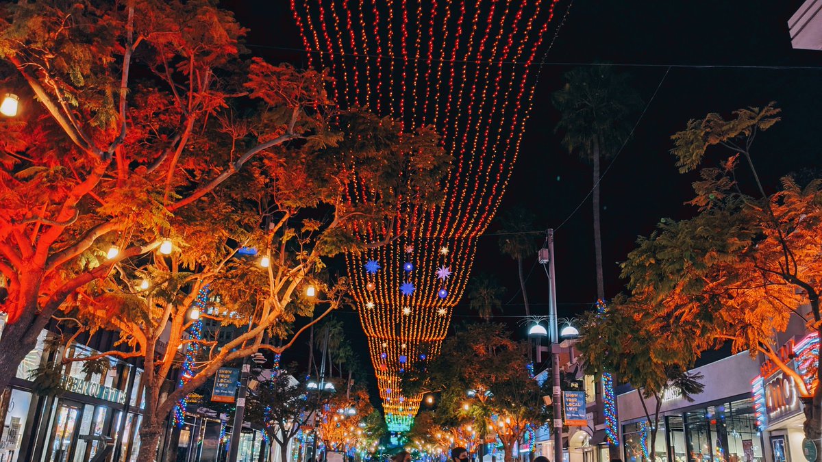 aidynjane's tweet photo. The many colors of @DTSantaMonica ✨ Snapped with the #googlepixel4a
#SoCal #SantaMonica #christmaslights #amateurphotography #photographylovers #phonephotography #teampixel #HolidaySeason #winterlit https://t.co/bPbjdv3xz8
