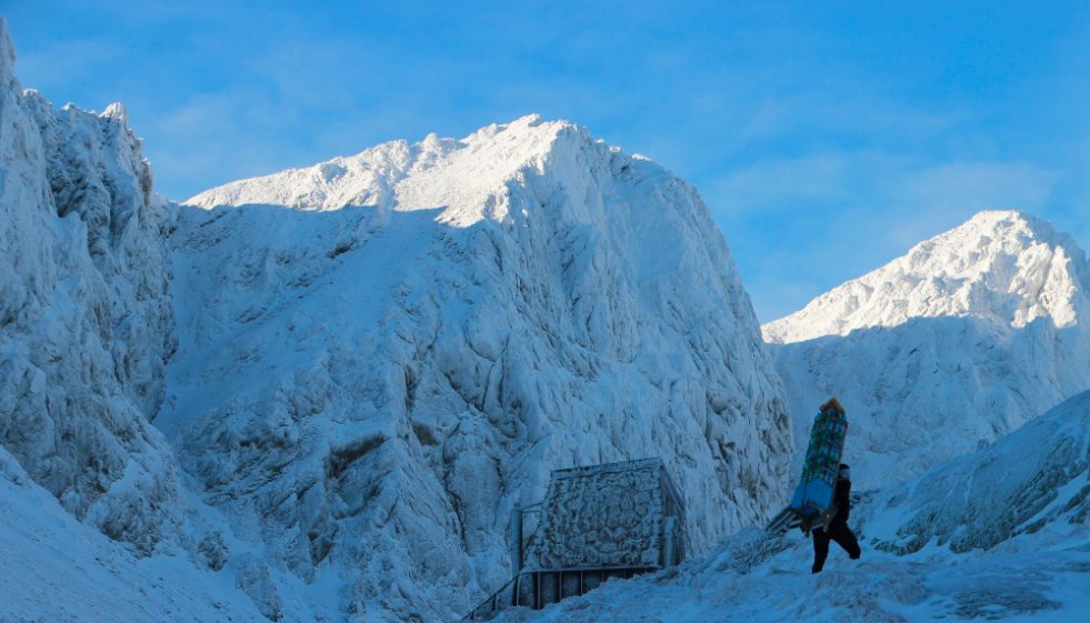 GORSKI_SWIAT's tweet photo. 🇸🇰#TATRY #VysokieTatry #BeautifulSlovakia #schronisko #ZbójnickaChata #tatryofficjal #aktualnetatry 09.12.2020r
fot. Lubos Olevic https://t.co/qTCU9l6J16