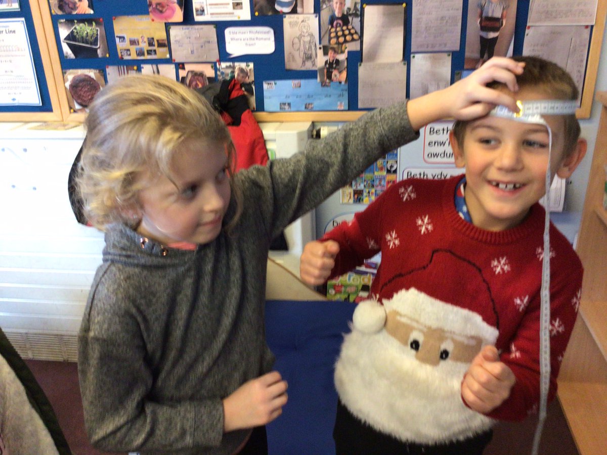 Hendrefoilan's tweet photo. Year 3 have been investigating whether taller people have larger bones. #hdfp3 #hdfpscience https://t.co/ltLAV19dYG