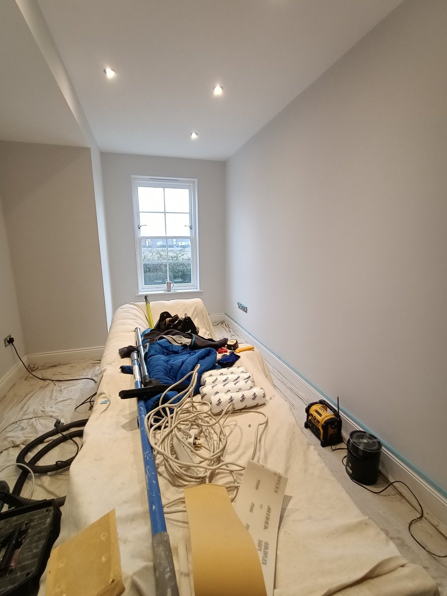 brooksdecor71's tweet image. Before and after photos of a study completed today.
@LittleGreene Ambleside Matt Emulsion.
Mural by @ohpopsi
One of my favourite jobs from this year.
#painting #decorating