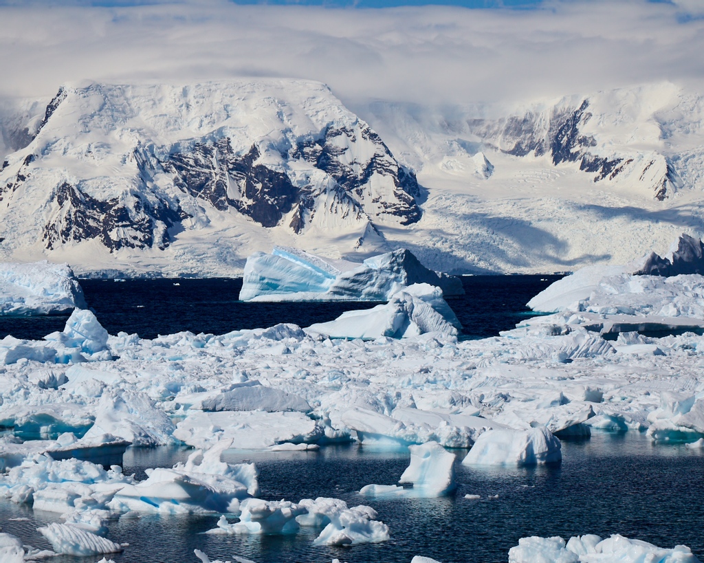 antarctica_21's tweet photo. “I am hopeful that Antarctica in its symbolic robe of white will shine forth as a continent of peace as nations working together there in the cause of science set an example of international cooperation.” — Richard E. Byrd. Photo by Manfredi Gioacchini. #imagineantarctica #travel https://t.co/6wunsA60Lc