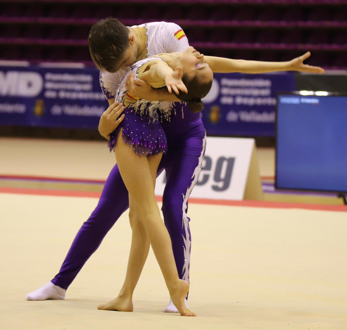 RFEGimnasia's tweet photo. Damos comienzo a la competición de las categorías junior 1 y 2 🔝 #ACRO2020 https://t.co/FVpyU4dU6B