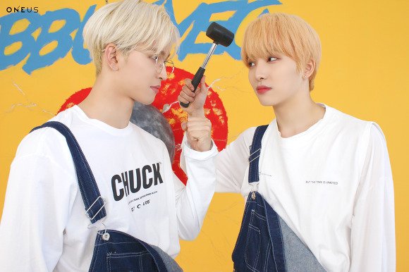 Oneus_Paraguay's tweet photo. [#ONEUS_MAGAZINE]

EP.25 'BBUSYEO' DETRÁS DEL MV 

✔ FOTOS MAGAZINE #3
📍 #LEEHO

✔ Fancafe oficial de ONEUS 
🔗 https://t.co/zNvrni4W2K https://t.co/LwG38ARv6z