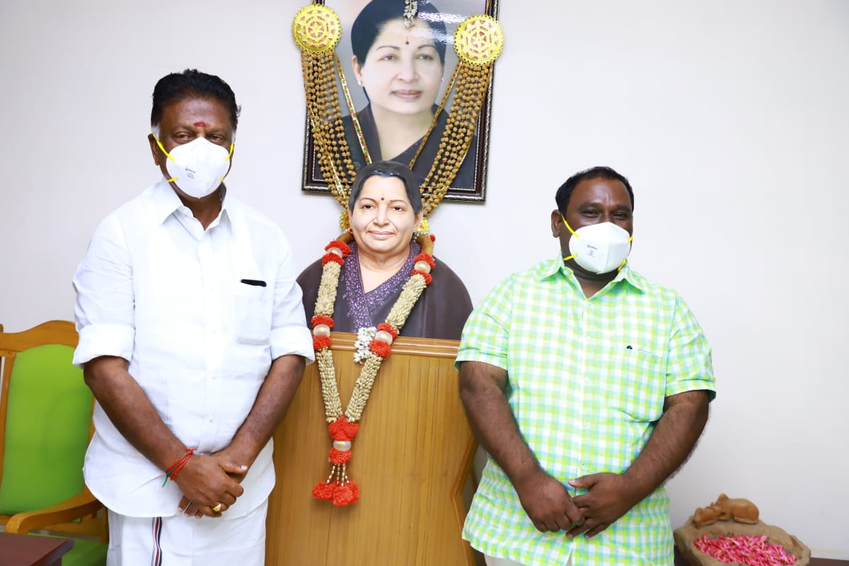 KPYesupatham's tweet photo. இன்று கழக #ஒருங்கிணைப்பாளர் மாண்புமிகு #தமிழக_துணை முதல்வர் ஐயா
#ஓ_பன்னீர்செல்வம் அவர்களை மரியாதை நிமித்தமாக சந்தித்தேன்...

@OfficeOfOPS @KPKandanofl @ADMKofficial @Dr_NamadhuAmma https://t.co/IkqIlyb675