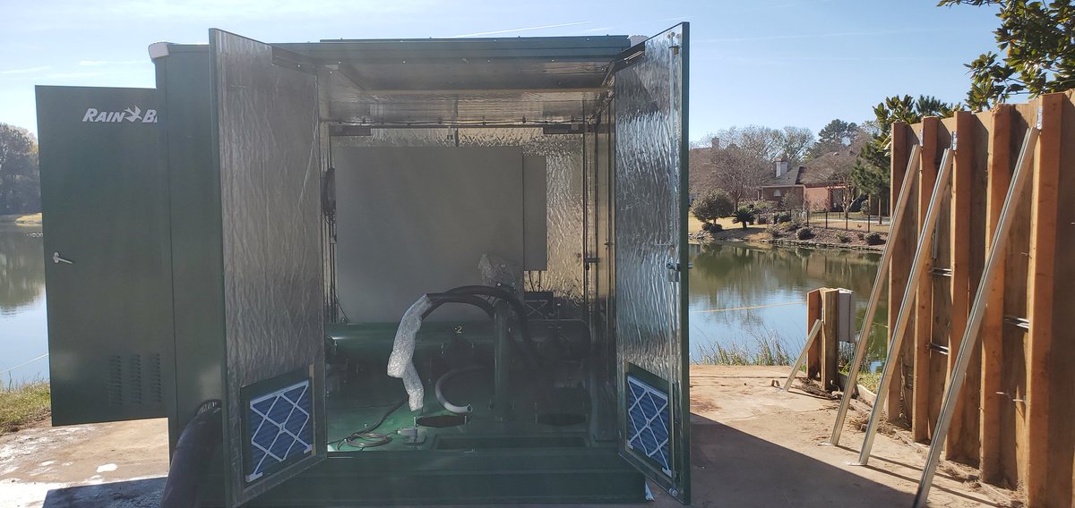 SeigleBill's tweet photo. Hello beautiful princess, your almost home.
I love me some Rain Bird green. Arrowhead Country Club's new Rain Bird pump being set in place. She has a beautiful insulated aluminum enclosure. @RainBirdGolf @fisoutdoor
#FISOUTDOOR #RBGOLF #RBPumps #MovinH20 https://t.co/vRgTIquU7Z