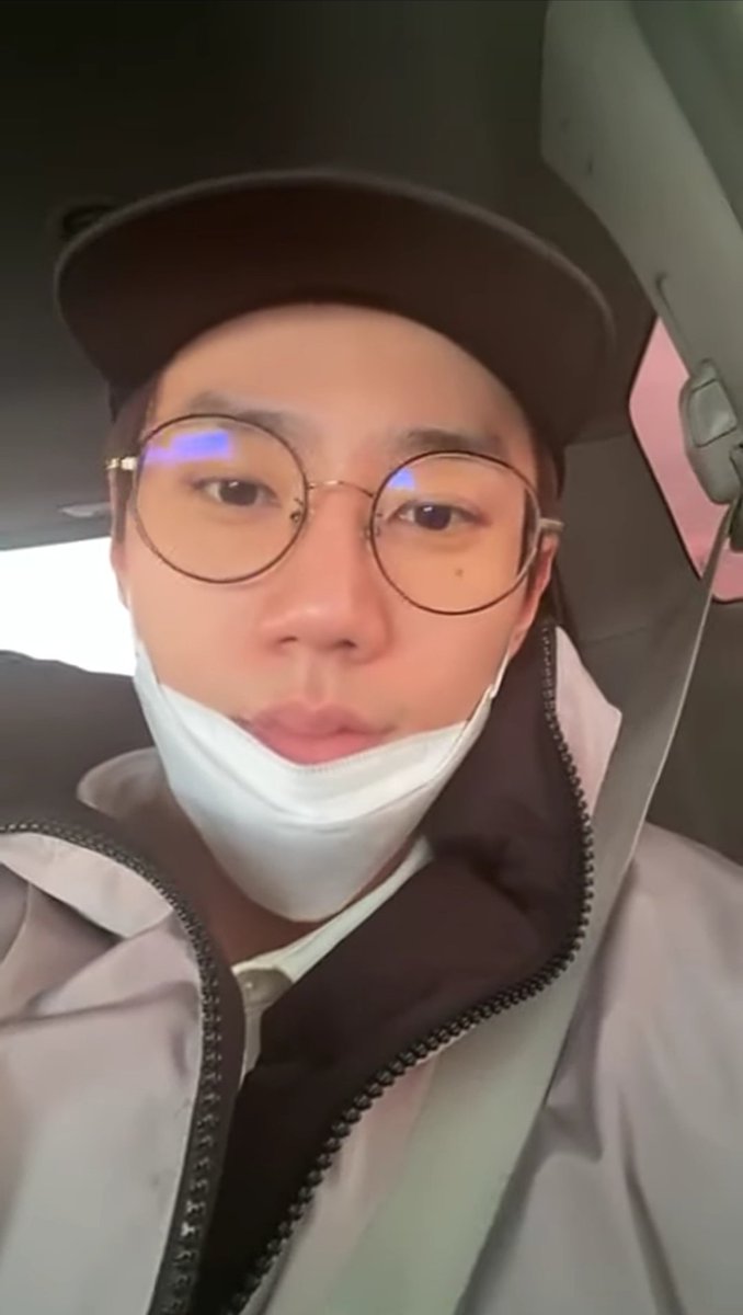 In the picture of Junyoung and Hayoon, Junyoung was wearing the same outfits as those in his insta live on 2 Dec. They were still shooting the drama? By the way, Hayoon's birthday is 2 Dec....