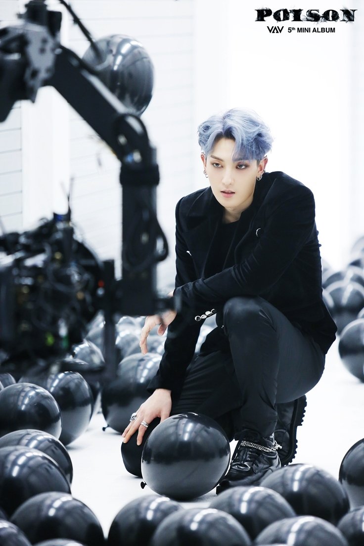 PamecmF's tweet photo. Day 32 - Hi baby #Ziu ! How are you? I hope that very good. I didn't tell you that I love your red sweater, it's my favorite color, also black 🖤❤. I wanted to tell you that I love the Poison era #VAMPZ #vav #브이에이브이  @twt_VAV @VAV_official @VavCash  🖤 https://t.co/rf1nyr1V0j