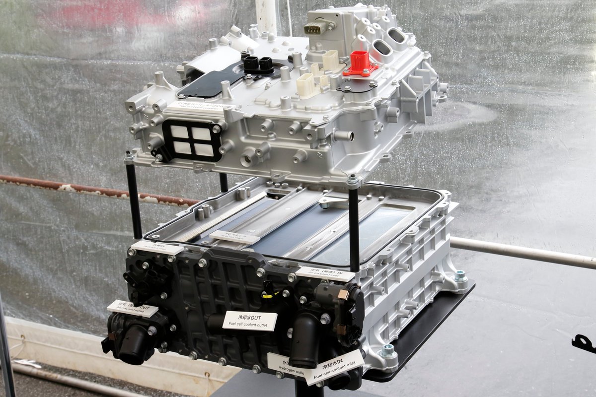 JontheHunt's tweet photo. New #Toyota #Mirai #Hydrogen #Fuelcell stack has 5.4 kW/L (vs previous) 3.5kW/L & produces 128kW 💪💪 weights just 26kg 🪶😁👍🏻 https://t.co/qpu33rjT5a