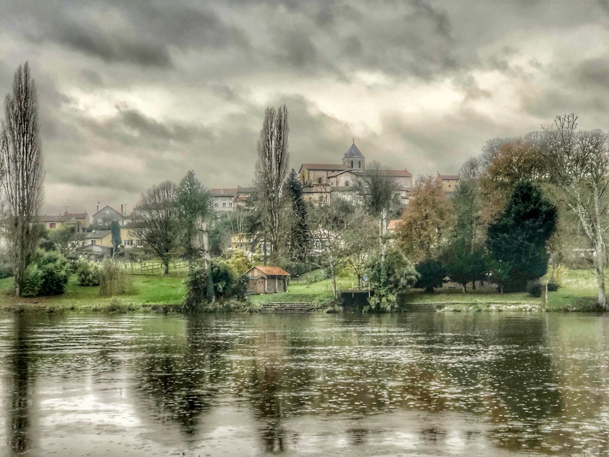 Lockdown currently means we can't go far or out for very long but luckily we live in a village that is ok being locked down in! Here's a scene I caught while out walking the dog at the weekend 😍 #travel #vienne #France #availleslimouzine #River