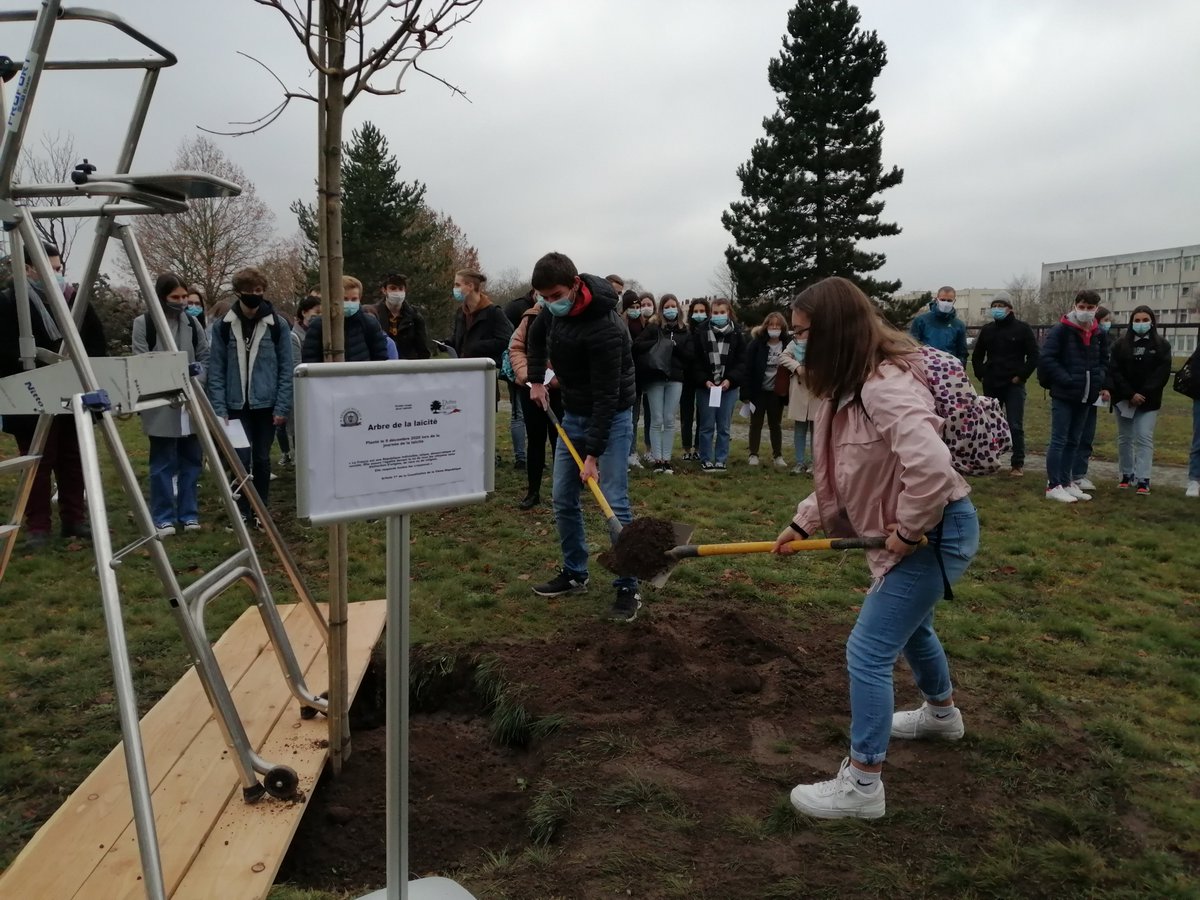 BichatLycee's tweet photo. Journée de la laïcité au @BichatLycee
En complément des actions entreprises aujourd'hui, la charte de la laïcité https://t.co/dg5UbwCzGo est diffusée sur les écrans d'information du lycée.
Elle a été lue ce midi par les élèves, au moment de la plantation de l'arbre de la laïcité https://t.co/5j2dhtjPH5