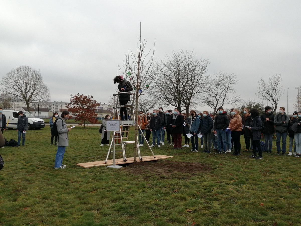 BichatLycee's tweet photo. Journée de la laïcité au @BichatLycee
En complément des actions entreprises aujourd'hui, la charte de la laïcité https://t.co/dg5UbwCzGo est diffusée sur les écrans d'information du lycée.
Elle a été lue ce midi par les élèves, au moment de la plantation de l'arbre de la laïcité https://t.co/5j2dhtjPH5