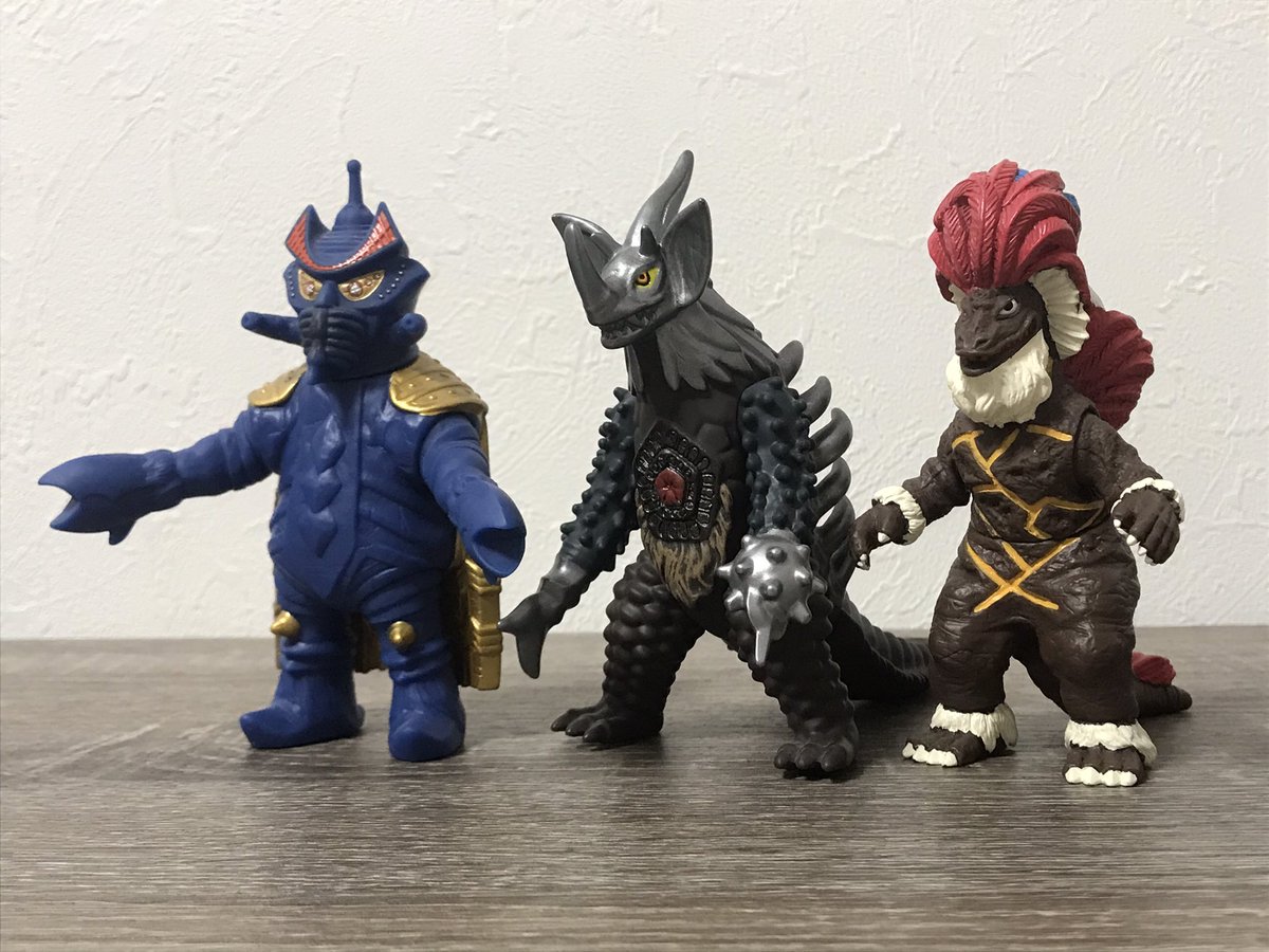 ソフビ 怪獣セット 現行ソフビのタイラントのサイズと 不滅の怪獣セット2のテンペラーと