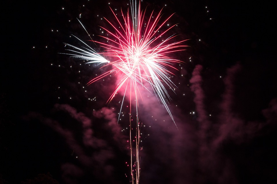 Пиротехнические изделия. Петарда корсар 1 взрывы. Как правильно взрывать фейерверки. Как надо взрывать салют. Как взрывать салют.