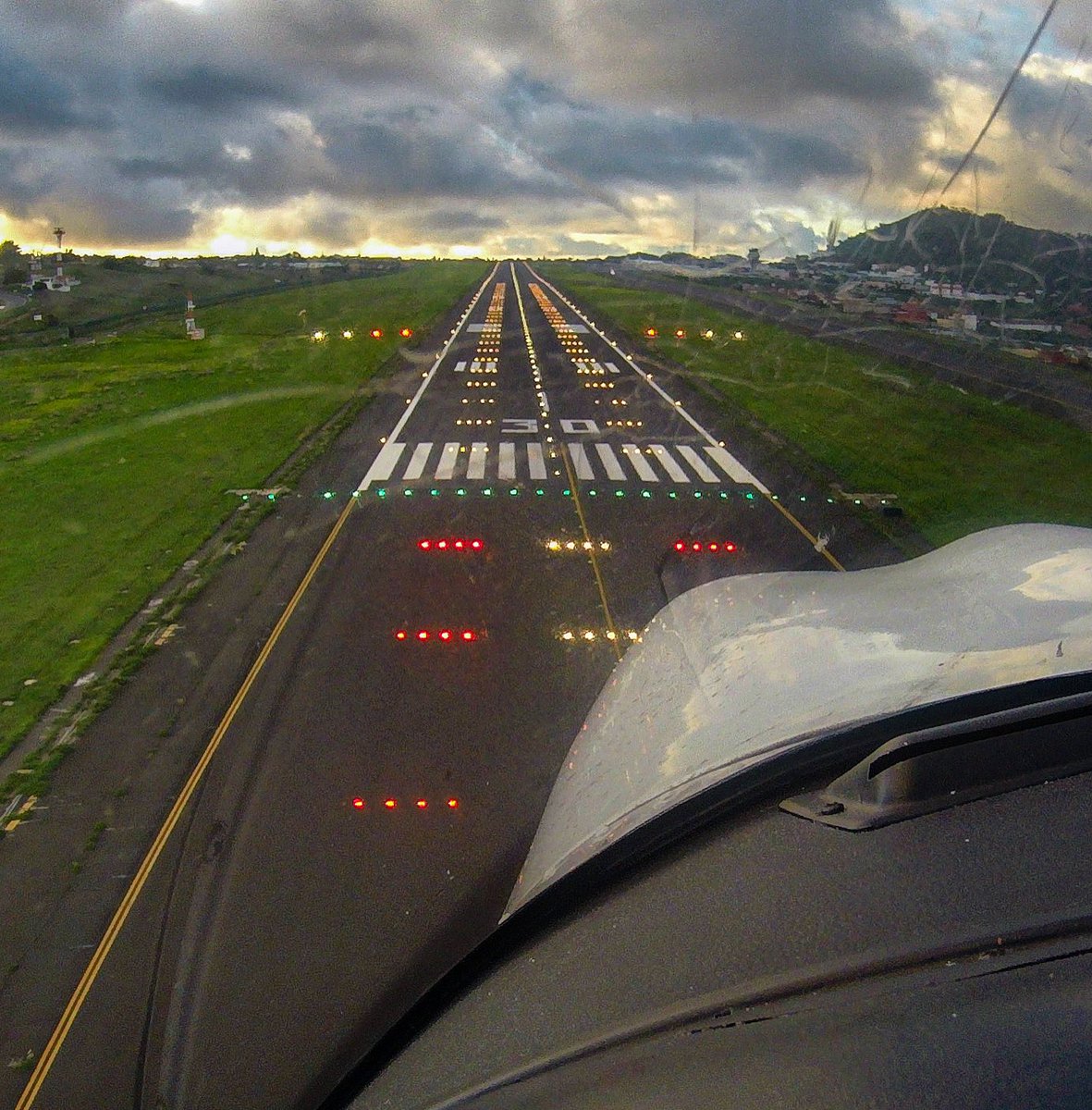 stani320's tweet photo. Christmas spirit on arrival 😅🎄 #runway #runwaylights #tenerife #somostenerife #avgeek #wingtipwednesday #pa28 #cockpitview #clouds #mordor #lalaguna #approach #landing #pilot #generalaviation #gopropilot #pilotgopro #gcxo #tfn https://t.co/B6bG34TVh7