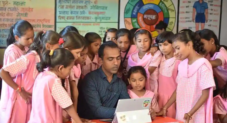 Many congratulations to #RanjitSinhDisale winner of the 2020 #GlobalTeacherPrize. Ranjit featured in our publication Teaching and Technology Case Studies. Read more here: issuu.com/britishcouncil…