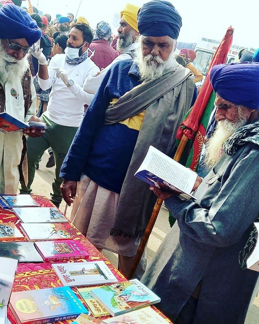 psgazi's tweet photo. #Punjab #Haryana #India #Farmers’ #FarmerProtest at #Delhi borders is unique in many aspects. These are images of #ਜੰਗੀਕਿਤਾਬਘਰ #WarLibrary from where people could borrow books for reading. https://t.co/66oWrsV6li