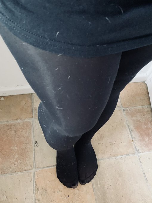 Simple black tights and long tee 🦶🏼 https://t.co/AKm2VeKUSW<a href="/tag/fishnetfriday"class="tags"><span>#fishnetfriday</span></a>