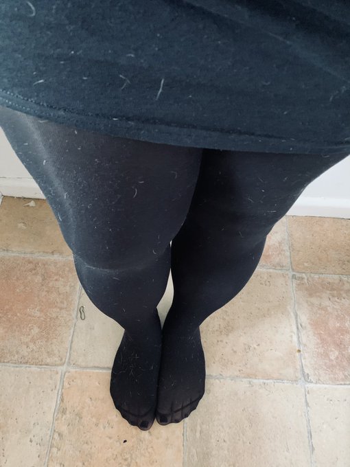 Simple black tights and long tee 🦶🏼 https://t.co/AKm2VeKUSW<a href="/tag/fishnetfriday"class="tags"><span>#fishnetfriday</span></a>