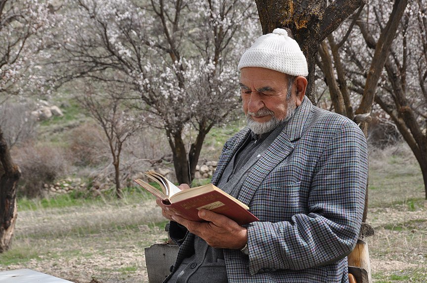 cappadociada's tweet photo. Ürgüp'e bağlı Şahinefendi köyünde yaşayan Şükrü Aydere, 1950'li yıllarda "eşekli kütüphane" ile kazandığı okuma alışkanlığını ilerlemiş yaşına rağmen devam ettiriyor.
Mustafa Güzelgöz'ü Rahmetle Anıyoruz😊
2018 -Faruk Özzengin
#Cappadocia https://t.co/C7NTf5KW9O