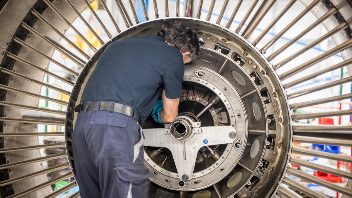 LHTechnik's tweet image. Despite social distancing measures still being in place, the colleagues in our new Mobile Engine Services shop in Dublin, Ireland, recently moved a lot closer towards being a dual approved station. Learn more: bit.ly/2K6pAEe
#keeepyouflying #mroexperts #engineleasing