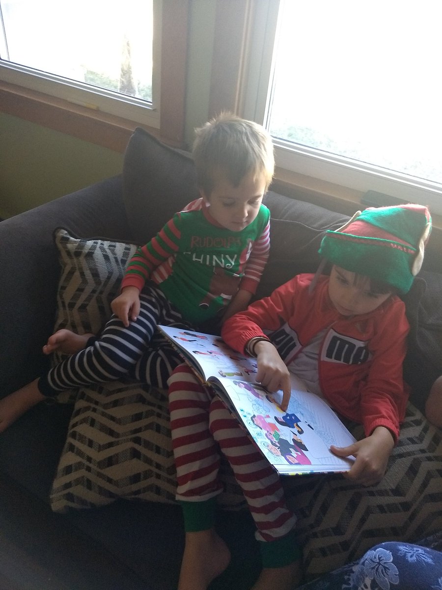 ZapS19's tweet photo. Caught my little elves reading!!#caughtreadingsc https://t.co/njLXdu362s