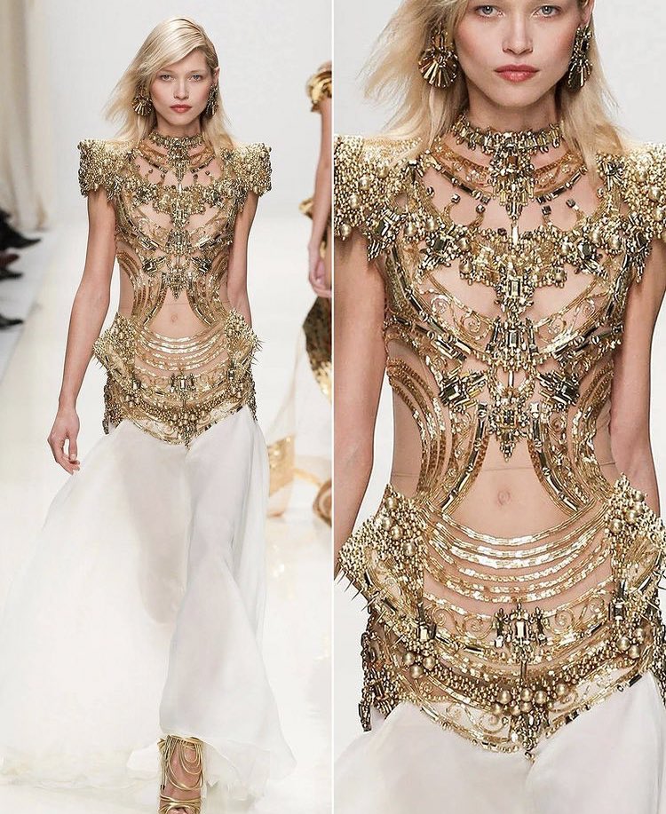 ロシアのファッションデザイナーvalentin Yudashkinのドレス豪華 多眼 のイラスト