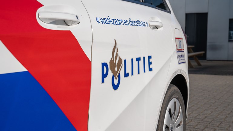 Politie en defensie doen onderzoek naar wapens en munitie in Erica: De politie doet samen met een specialistisch team van defensie onderzoek in een pand aan de Beekweg in Erica.