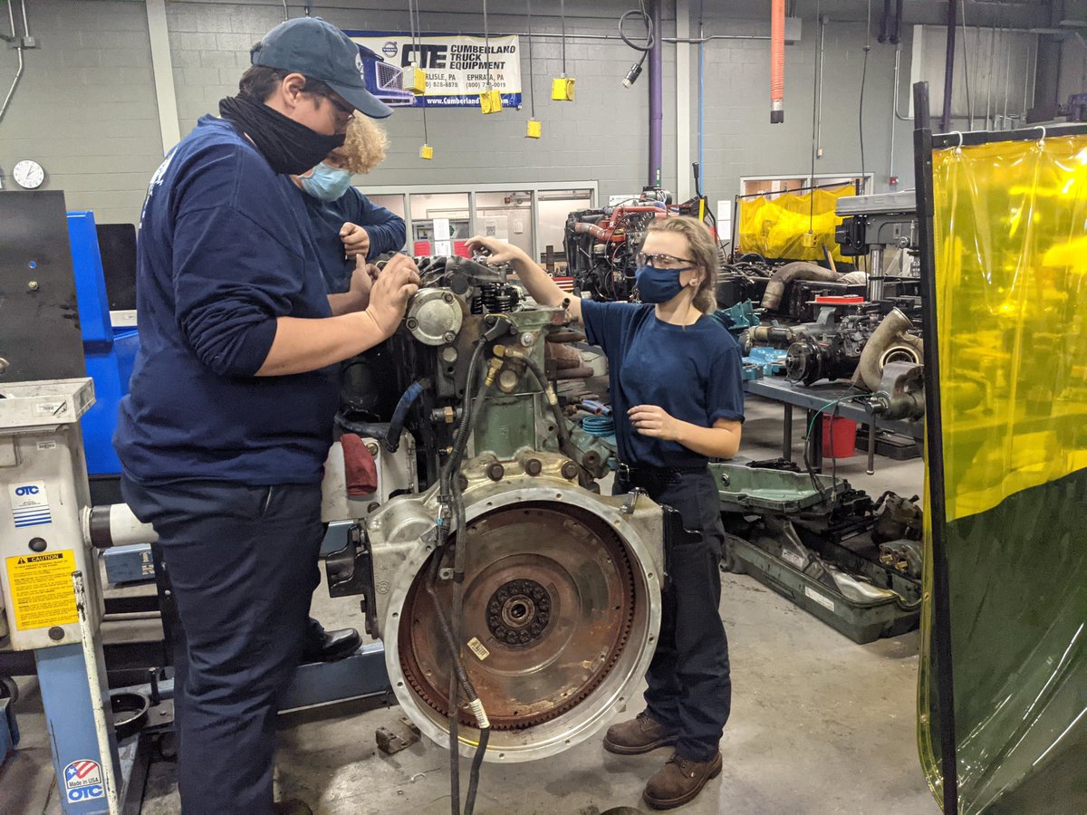 CPACTC's tweet image. Diesel 1 students begin their engine teardowns @CPAVTS  #handsonexperince #engineteardown #hybridschedule2020 #levelone #december2020 #parson