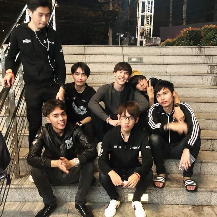 sis24hrs's tweet photo. ROV อ่ะ ศรีขอชุดนี้กลับมารวมทีมกันแข่งอีกครั้งได้มั้ย โคตรคิดถึงชุดนี้เลย อยู่มาตั้งแต่ที่เป็นทีมเอซุส ยันมาเป็นอีโว้ส แต่ปัจจุบันไม่ค่อยได้ตามแล้วแต่ก็ยังดูอยู่ห่างๆ #Esport #Asusdebut #evosdebut https://t.co/zCQNPkqOdM