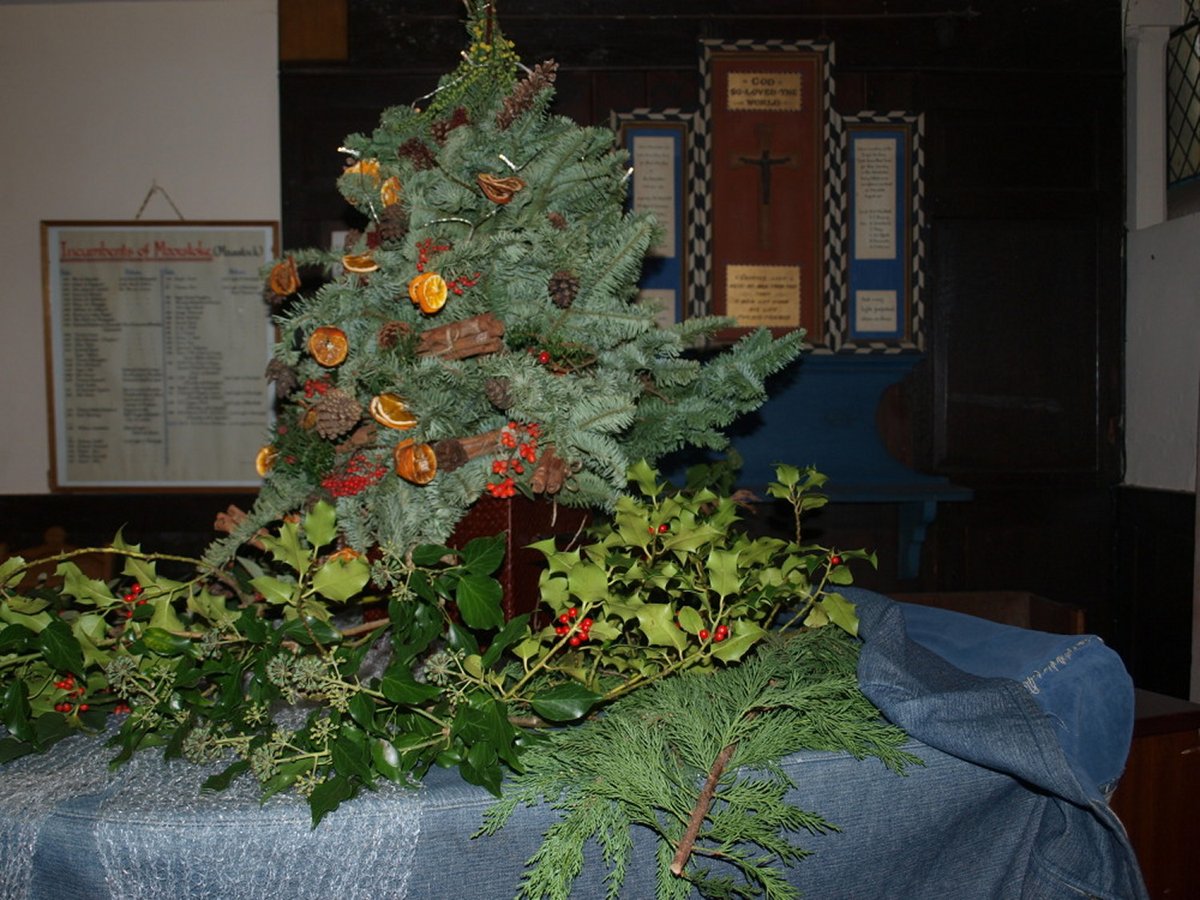 CarolineIrwin3's tweet photo. Winter decorations although perhaps I should keep for a possible #ChristmasInChurches. Never mind I can always recycle :) From Maxstoke Church. #WinterInChurches #AnimalsInChurchesHour https://t.co/N2Y2y4xyTT