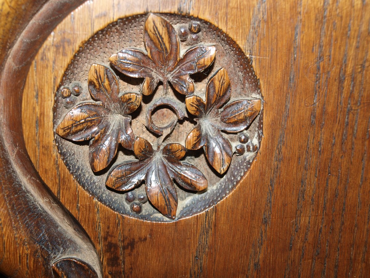 CarolineIrwin3's tweet photo. #WinterInChurches Ivy berries (and leaves) Bretforton Church. #AnimalsInChurchesHour https://t.co/fxjML1n3I4