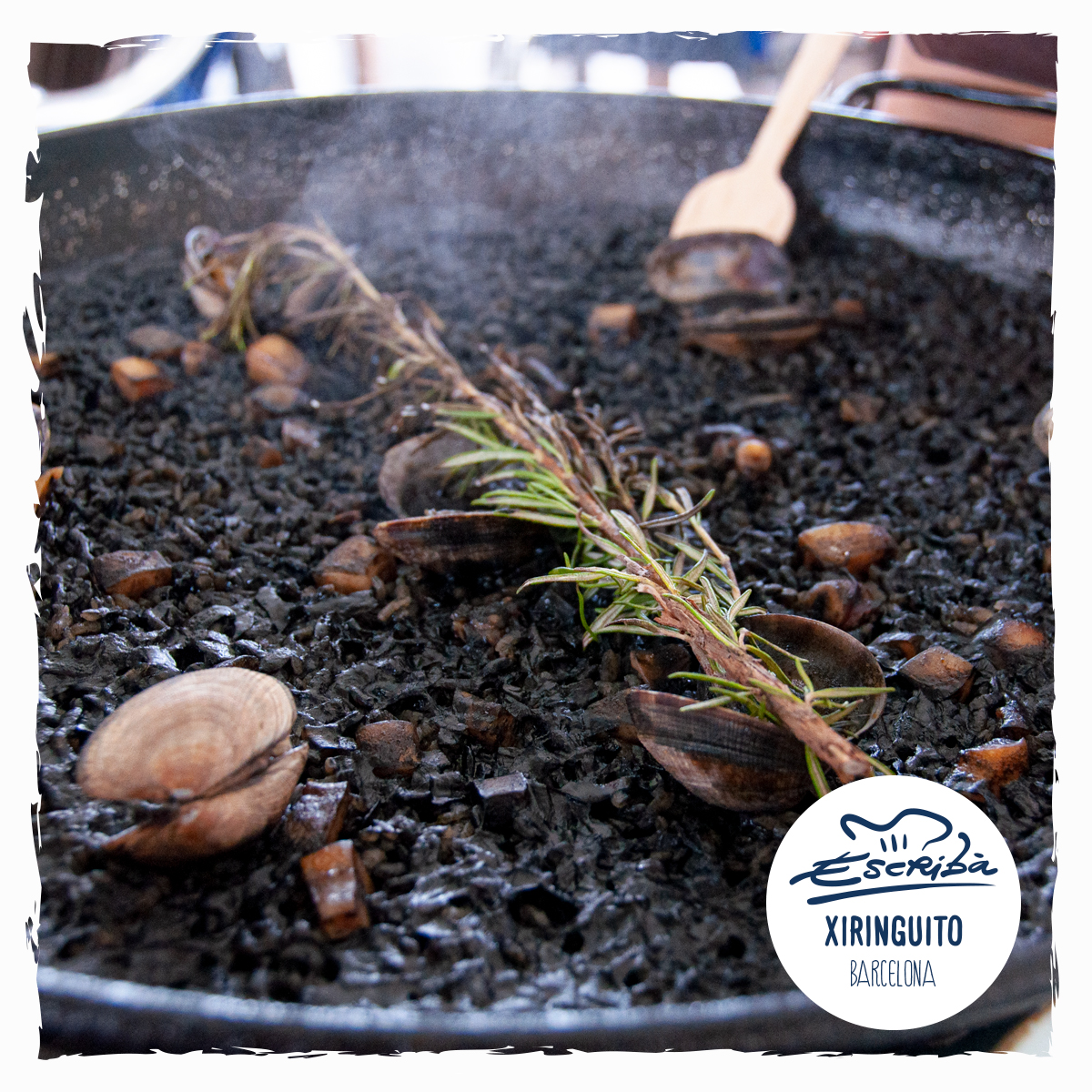 XiringoEscriba's tweet photo. ¿Has escogido ya tu arroz favorito del #XiringuitoEscribà? Tenemos opciones para todos los gustos y también veganas. ¿Cuál te falta para probar? 

Reserva tu mesa o haz tu pedido para llevar en el 932 21 07 29. 
También ofrecemos servicio a domicilio con Glovo. https://t.co/f05ELXyUpF
