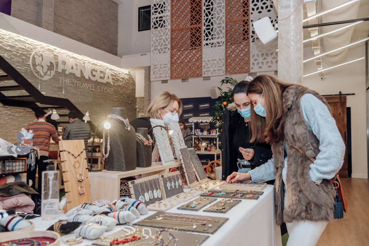PangeaES's tweet photo. En PANGEA siempre hemos dicho que somos mucho más que una agencia de viajes... ¡y así es! 💪
📢 El sábado inauguramos nuestro primer market navideño en nuestra tienda de #Valencia junto a Dream Events. Pásate por nuestra tienda en Hernán Cortés 19 para descubrirlo 👇 #PANGEAVLC https://t.co/wYAYsgnRWv