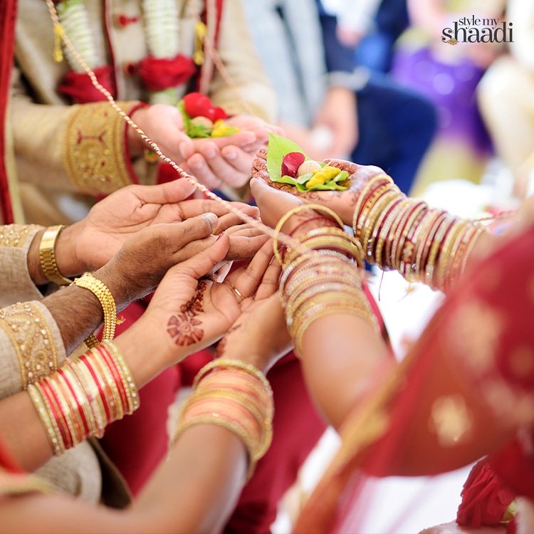 stylemyshaadi's tweet photo. Another interesting Bengali pre-wedding ritual is Pati Potro, where everyone gathers to decide the marriage date at the bride's home, sitting on a fancy mat called Shital Pati.
#StyleMyShaadi #Shaadi #BengaliWedding #PatiPotro #PreWeddingRituals #BengaliWedding #Bengali https://t.co/e7e9pINkO5