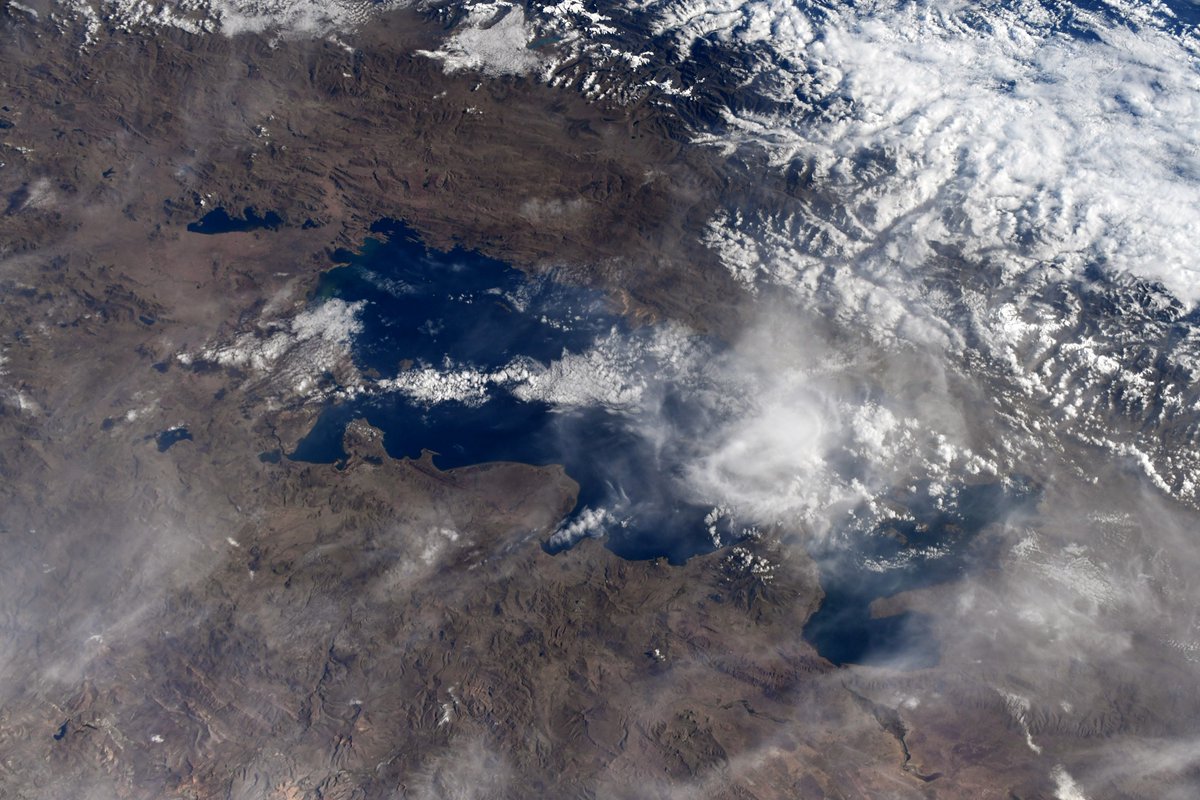 Noguchi Soichi 野口 聡一 のぐち そういち Lake Titicaca In Andes Between Peru And Bolivia The World S Highest Navigable Body Of Water Birthplace Of The Incas 標高3800m 富士山 より高いところにある チチカカ湖 T Co