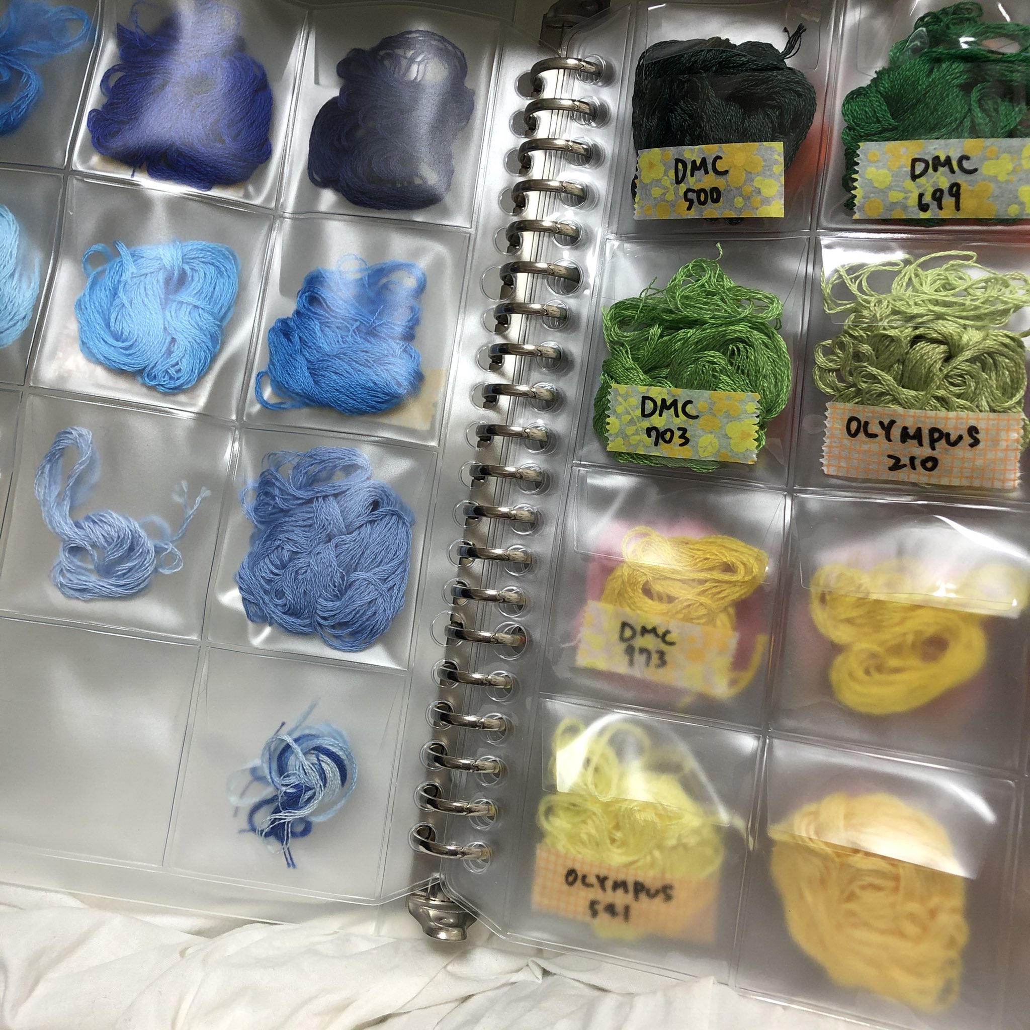 びゅしこ バインダーに100均で買えるメダル収納ファイルをつけて 同系色でまとめています 初心者同様なので手持ちの色も少ないし今はこれで事足りている みんなの刺繍糸収納がみたい T Co Mcpvo8mvp6 Twitter