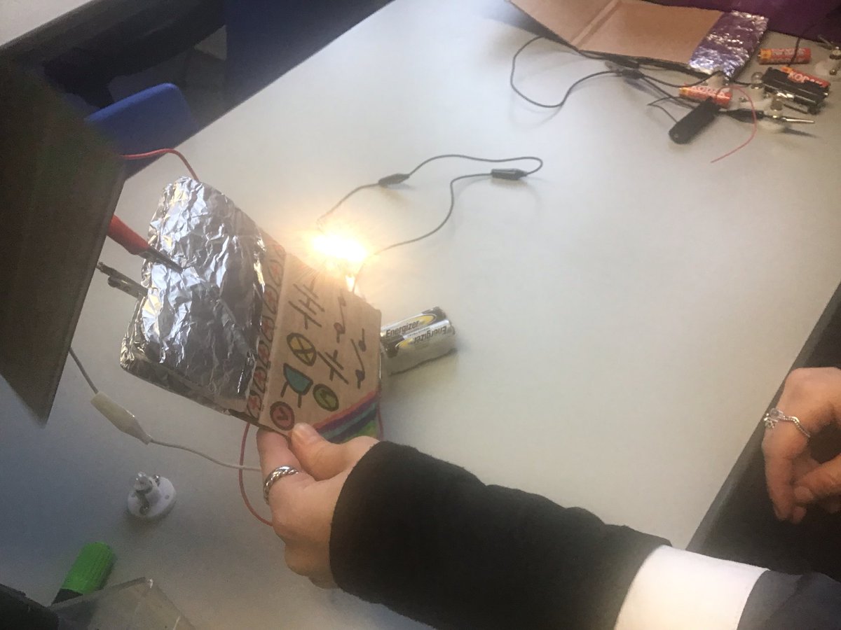 StrideMiss's tweet photo. 4W could not believe that a piece of cardboard and tin foil would work as a switch. We did an experiment this afternoon to see if tin foil was a conductor and the results were amazing 👩‍🔬👨‍🔬 @ShacklewellE8 #NWFed https://t.co/uphDiEXxZy