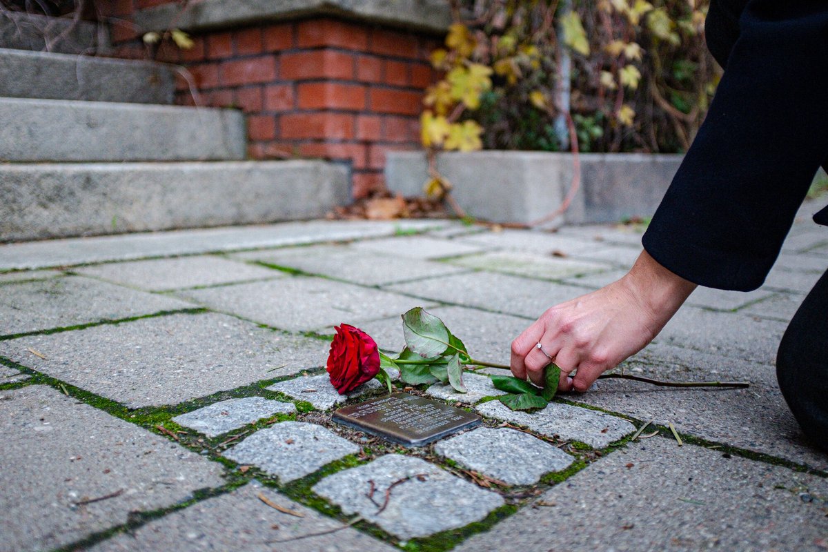 In Gedenken an den Schauspieler Kurt Brüssow wurde heute, am 9.12.2020, ein weiterer Stolperstein in Greifswald verlegt. Auch auf dem Unigelände gibt es #Stolpersteine. Wo genau und was es damit auf sich hat, zeigt der #FaktderWoche.➡️ uni-greifswald.de/fakt
