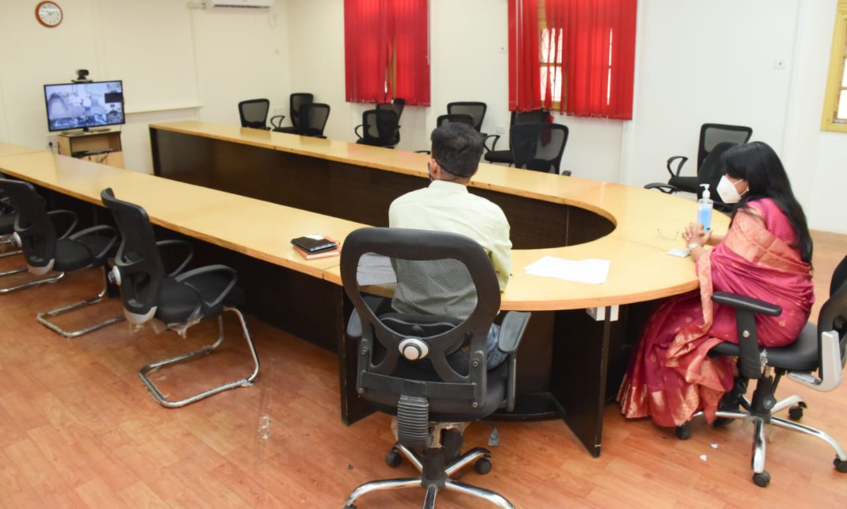 CollectorVad's tweet photo. કોવિડ રસીકરણની પૂર્વ તૈયારીઓના અનુસંધાને સરકારશ્રીની સૂચનાનુસાર સર્વે દ્વારા સચોટ ડેટાબેઝ તૈયાર કરવાનો હોઇ, પ્રાંત અધિકારીઓ, મામલતદારો અને TDOsને ગ્રામ સ્તરે કરવાની થતી કામગીરીની રૂપરેખા આપી, તે પ્રમાણે સર્વે હાથ ધરવા જણાવ્યું.
@vijayrupanibjp 
@pkumarias 
@InfoGujarat https://t.co/r5tWuEDBSy