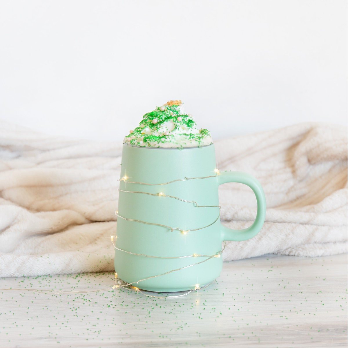 “She’s a beaut, Clark. She’s a beaut.” Our 15 oz. Inverti mug is decked out and ready for the holidays. If you ask us, it’s never looked so delicious! #holiday2020 #drinkware #holidaydrinks #promotionalitems #corporatebranding #proforma Photo Source: ETS Express