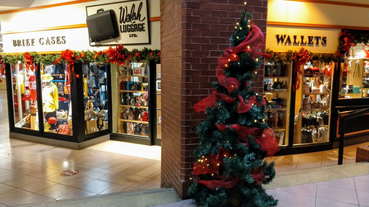 Market Square is the place to be for open-late shopping Dec. 10 &amp; 17 - Walsh Luggage &amp; Element 5 Spa are open until 8pm, and, parking is "free after three" when you use the HotSpot app in Uptown!
#LiftUpLocalSJ #marketsquaresj #saintawesome #shoplocalsj #uptownsj