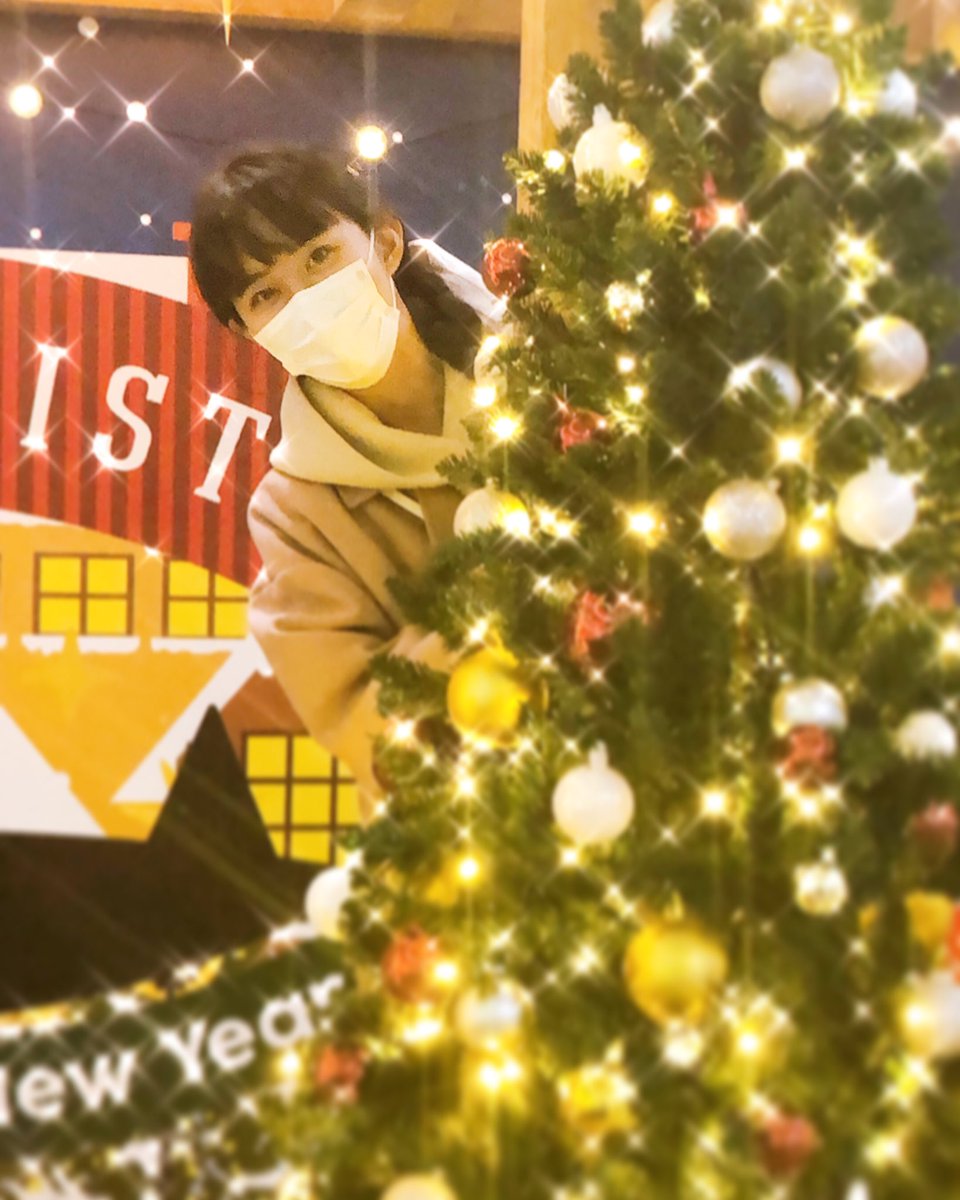 及川夏凜 クリスマスツリーからヒョコッ クリスマス クリスマスツリー クリスマスインテリア クリスマス飾り アウトレット レイクタウン ショッピング お買い物 家族 家族の時間 冬コーデ 冬服コーデ 冬 Christmas Christmastree
