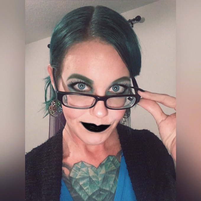 👓 #girlsinglasses https://t.co/MNFo4TlaMy<a href="/tag/girlsinglasses"class="tags">#girlsinglasses</a>