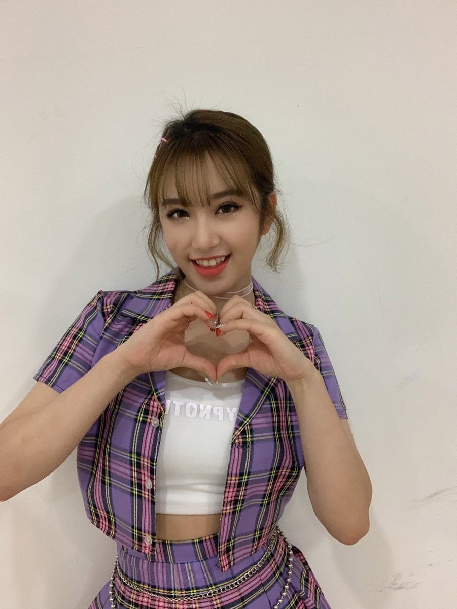 official_AREAL's tweet photo. [#다비] 포리들 모하구있어요~?저는 요새 또 다른 취미하나가 생겼는데 바로 뜨개질!!! 서툴러서 비록 모양은 삐뚤빼뚤하지만 시간이 참 잘간답니다☺️내일부터는 날씨가 영상으로 올라간데요!! 내일은 오늘보다 더 따듯한하루가 될수있게 다비생각해주세요❤️ https://t.co/F0SwsJPiLk